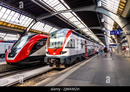 Treni sul binario della stazione ferroviaria di Zurigo, Zurigo, Svizzera Foto Stock