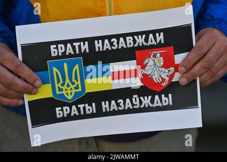 DANZICA, POLONIA. 04 settembre 2022. Un attivista ha un poster con le parole 'Fratelli per sempre'. I membri della diaspora bielorussa locale sostenuti dagli ucraini che vivono a Tri-City continuano la loro protesta settimanale nel centro di Danzica, Credit: ASWphoto/Alamy Live News Foto Stock