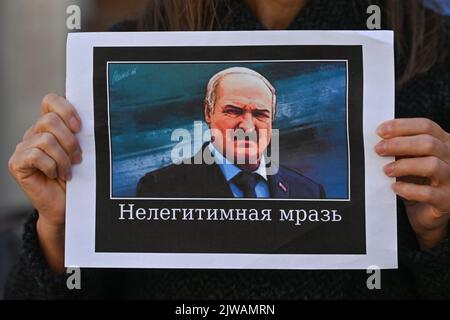 DANZICA, POLONIA. 04 settembre 2022. Un attivista tiene un poster con un'immagine del presidente della Bielorussia, Alexander Lukashenko e le parole "scum illegittimo”. I membri della diaspora bielorussa locale sostenuti dagli ucraini che vivono a Tri-City continuano la loro protesta settimanale nel centro di Danzica, Credit: ASWphoto/Alamy Live News Foto Stock