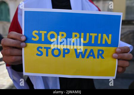 DANZICA, POLONIA. 04 settembre 2022. Un attivista ha in mano un poster con le parole "Stop Putin, Stop War”. I membri della diaspora bielorussa locale sostenuti dagli ucraini che vivono a Tri-City continuano la loro protesta settimanale nel centro di Danzica, Credit: ASWphoto/Alamy Live News Foto Stock