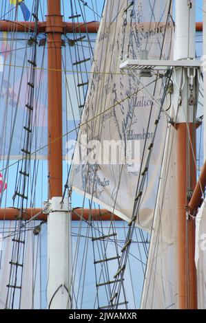 KLAIPEDA, LITUANIA - 09 agosto 2022 Barca a vela Meridianas ex nave da addestramento, attualmente un ristorante sul terrapieno del fiume Dane Foto Stock