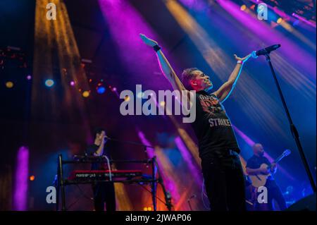 La band messicana Cafe Tacvba si esibisce dal vivo al Festival di Musica vive Latino 2022 di Saragozza, Spagna Foto Stock