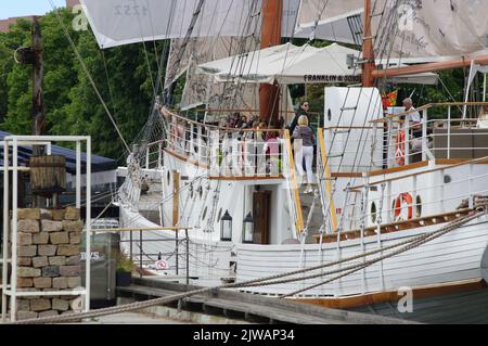 KLAIPEDA, LITUANIA - 09 agosto 2022 Barca a vela Meridianas ex nave da addestramento, attualmente un ristorante sul terrapieno del fiume Dane Foto Stock