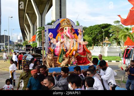 Bangkok, Thailandia. 4th Set, 2022. I devoti immergono Ganesha galleggiante nel fiume Chao Phraya, al Ponte di Bhumibol. Il festival di Ganesha celebra Lord Ganesh come il Dio dei nuovi inizi e la rimozione degli ostacoli così come il dio della saggezza e dell'intelligenza. (Credit Image: © Teera Noisakran/Pacific Press via ZUMA Press Wire) Credit: ZUMA Press, Inc./Alamy Live News Foto Stock