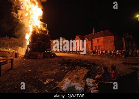 Falò lealista nella tenuta protestante delle fontane, Derry, Londonderry, Irlanda del Nord. Foto Stock