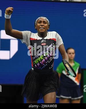 New York, GBR. 04th Set, 2022. New York Flushing Meadows US Open Day 7 04/09/2022 Coco Gauff (USA) festeggia come vince la partita del quarto round Credit: Roger Parker/Alamy Live News Foto Stock