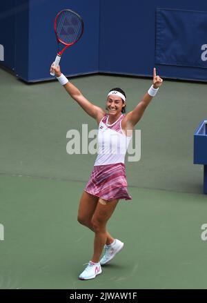 New York, GBR. 04th Set, 2022. New York Flushing Meadows US Open Day 7 04/09/2022 Caroline Garcia (fra) festeggia la sua vittoria al quarto round Credit: Roger Parker/Alamy Live News Foto Stock