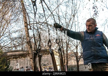 Dnepropetrovsk, Ucraina - 11.24.2021: Caricamento di sacchi di sabbia per la ristrutturazione di un appartamento in un edificio a cinque piani. Foto Stock