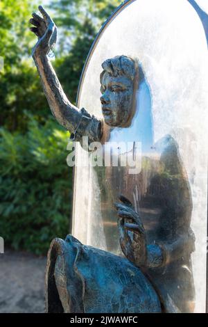 Alice attraverso la scultura in vetro di Jeanne Argent nei giardini di Guildford Castle, Guildford, Surrey, Inghilterra, Regno Unito Foto Stock