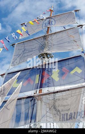 KLAIPEDA, LITUANIA - 09 agosto 2022 Barca a vela Meridianas ex nave da addestramento, attualmente un ristorante sul terrapieno del fiume Dane Foto Stock