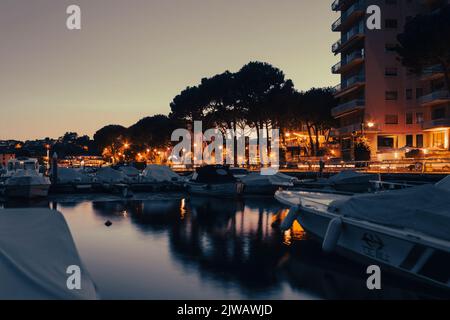 Sarnico, Italia, 19 luglio 2022: Tramonto su Sarnico, una delle città più importanti del lago d'Iseo Foto Stock