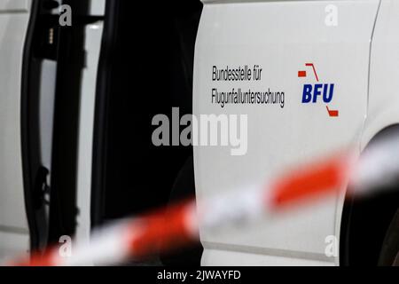 Duisburg, Germania. 04th Set, 2022. Un'auto della BFU - Ufficio federale di indagine sugli incidenti aerei - si trova nel parcheggio di fronte alla tenda del circo FlicFlac dopo che un piccolo aereo si è schiantato lì. Due persone sono morte nel crollo dell'aereo ultraleggero vicino all'autostrada A59 vicino a Duisburg. Credit: Christoph Reichwein/dpa/Alamy Live News Foto Stock