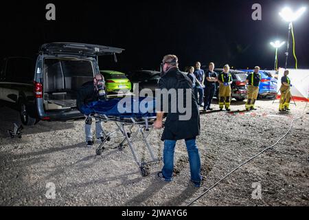 Duisburg, Germania. 04th Set, 2022. I Morticiani prendono il corpo di una persona uccisa in un incidente aereo al loro cuore in un parcheggio di fronte alla tenda del circo FlicFlac. Due persone sono state uccise nell'incidente aereo ultraleggero vicino all'autostrada A59 vicino a Duisburg. Credit: Christoph Reichwein/dpa/Alamy Live News Foto Stock