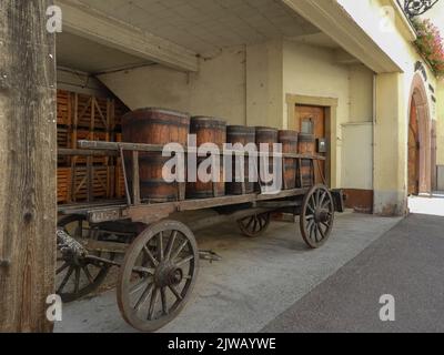 carrello in legno con contenitori in legno utilizzato in passato per la raccolta delle uve Foto Stock