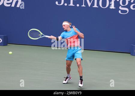 APERTO il GIORNO 7, Flushing Meadows, New York, USA. 4th Set, 2022. Alejandro Davidovich Fokina di Spagna durante il suo quarto turno di incontro contro Matteo Berrettini d'Italia. Berrettini ha vinto in cinque set. Credit: Adamo Stoltman/Alamy Live News Foto Stock