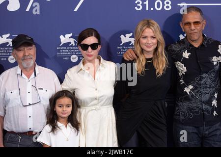 Michel Zlotowski, Callie Ferreira, Virginie Efira, Rebecca Zlotowski e Roschdy Zem hanno partecipato al Les Enfants des Autres Photocall durante il 79th° Festival Internazionale del Cinema di Venezia (Mostra), che si terrà il 04 settembre 2022 a Venezia. Foto di Aurore Marechal/ABACAPRESS.COM Foto Stock