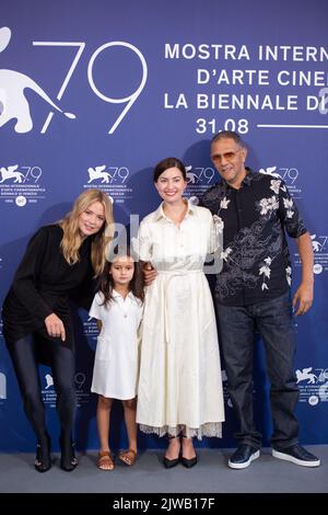 Virginie Efira, Callie Ferreira, Roschdy Zem, Rebecca Zlotowski partecipa al Les Enfants des Autres Photocall durante il 79th° Festival Internazionale del Cinema di Venezia (Mostra), che si terrà il 04 settembre 2022 a Venezia. Foto di Aurore Marechal/ABACAPRESS.COM Foto Stock