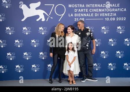 Virginie Efira, Callie Ferreira, Roschdy Zem e Rebecca Zlotowski hanno partecipato al Les Enfants des Autres Photocall durante il 79th° Festival Internazionale del Cinema di Venezia (Mostra) che si terrà il 04 settembre 2022 a Venezia. Foto di Aurore Marechal/ABACAPRESS.COM Foto Stock