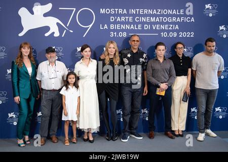 Yamee Couture, Michel Zlotowski, Callie Ferreira, Virginie Efira, Roschdy Zem, Victor Lefebvre, Anne Berest, Henri-Noel Tabary, Rebecca Zlotowski partecipa al Les Enfants des Autres Photocall durante il 79th° Festival Internazionale del Cinema di Venezia (Mostra), che si terrà il 04 settembre 2022 a Venezia. Foto di Aurore Marechal/ABACAPRESS.COM Foto Stock