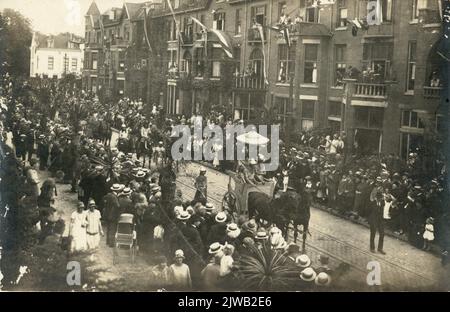 Immagine della sfilata Maskerade con il tema Ichnaton in occasione del 58th° anniversario (290th° anniversario) dell'università, nella Burgemeester Reigerstraat di Utrecht. Foto Stock