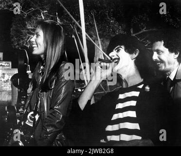 Maud Adams, Louis De Farra, Allan Arbus, on-set of the Film, 'The Christian Licorice Store', National General Pictures, 1971 Foto Stock