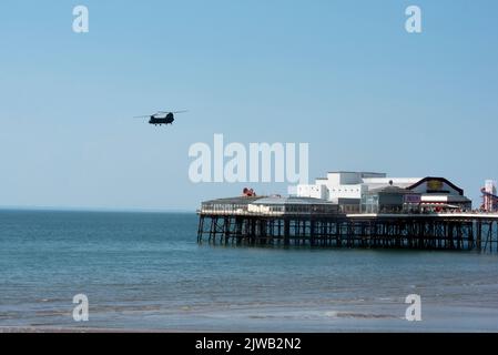 Un Chinook che vola sul North Pier a Blackpool come parte del Blackpool Air Show, 13th agosto 2022 Foto Stock