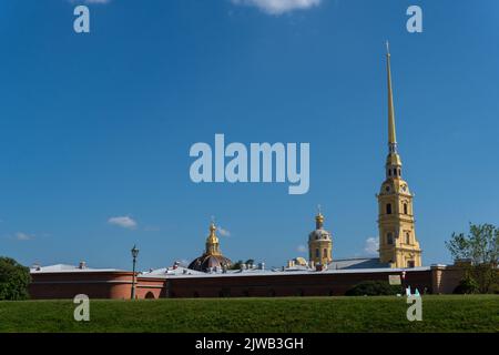 RUSSIA, PIETROBURGO - 20 AGOSTO 2022: russia cattedrale pietro fortezza chiesa di san pietroburgo città viaggio punto di riferimento, per il turismo cielo per la santa e la torre di storia Foto Stock