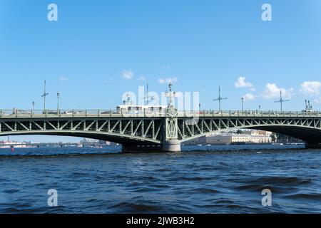 RUSSIA, PIETROBURGO - 20 AGOSTO 2022: petersburg neva ponte russia fiume san città ponte levatoio palazzo, concetto di turismo cielo da san per il web di viaggio Foto Stock