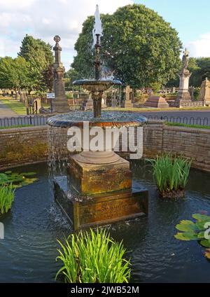 Fontana al Warrington Cemetery, Manchester Rd, Warrington, Cheshire, Inghilterra, REGNO UNITO, WA1 3BG Foto Stock