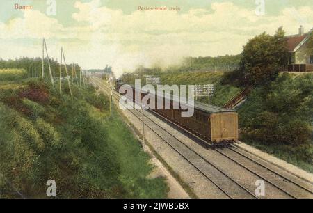 Vista della linea ferroviaria di Baarn, con un treno passeggeri in transito. Foto Stock