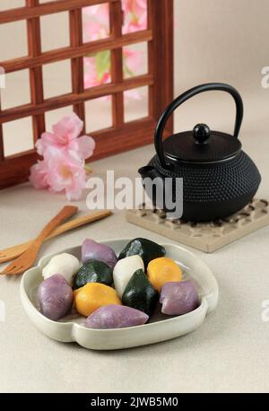 Cibo tradizionale Chuseok Day, torta di riso a forma di mezza luna coreana o Songpyeon. Prodotto da farina di riso coreana con semi di sesamo o noci tritate, miele, o. Foto Stock