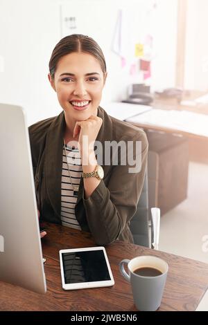 Im si è concentrato sui miei obiettivi. Ritratto corto di una giovane donna d'affari che lavora nel suo ufficio. Foto Stock