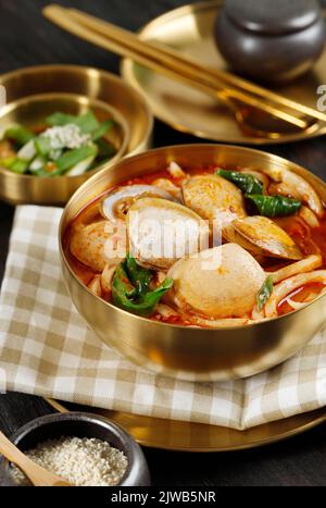 Clams Udon con alghe marine Laver e Narutomaki, cibo giapponese di pesce Noodle, primo piano Foto Stock