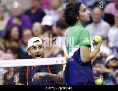 Flushing Meadow, United ha dichiarato. 04th Set, 2022. Nick Kyrgios d'Australia reagisce alle urla durante un cambio nel primo set contro Daniil Medvedev di Russia durante la loro quarta partita nell'Arthur Ashe Stadium ai campionati US Open di tennis del 2022 nell'Arthur Ashe Stadium all'USTA Billie Jean King National Tennis Centro a New York City Domenica, 4 settembre 2022. Foto di John Angelillo/UPI Credit: UPI/Alamy Live News Foto Stock