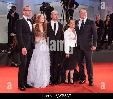 Italia. 04th Set, 2022. VENEZIA, ITALIA. 4 settembre 2022: Ty Simpkins, Sadie Sink, Darren Aronofsky, Hong Chau & Brendan Fraser alla prima delle balene al Festival Internazionale del Cinema di Venezia del 79th. Foto: Kristina Afanasyeva/Caratteristuflash Credit: Paul Smith/Alamy Live News Foto Stock