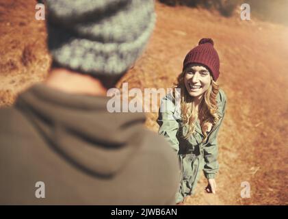 Eravamo insieme perché facciamo una grande squadra. Un uomo che dà una mano alla sua ragazza mentre fuori trekking. Foto Stock