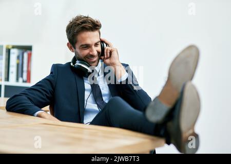 Impegnato nella vita aziendale, un bel giovane uomo d'affari nel suo ufficio. Foto Stock