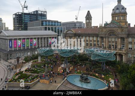 Birmingham, Regno Unito, 2nd settembre 2022, all’apertura di PoliNations, un giardino nella Victoria Square di Birmingham che ospita un festival di 17 giorni di eventi gratuiti per esplorare come la migrazione e l’impollinazione incrociata hanno plasmato il Regno Unito. Il giardino, prodotto da Trigger, è composto da cinque installazioni di alberi alti 40ft e più di 6.000 piante, tra cui marigolds coltivati da gruppi di comunità locali., Andrew Lalchan Photography/Alamy Live News Foto Stock