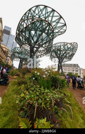 Birmingham, Regno Unito, 2nd settembre 2022, all’apertura di PoliNations, un giardino nella Victoria Square di Birmingham che ospita un festival di 17 giorni di eventi gratuiti per esplorare come la migrazione e l’impollinazione incrociata hanno plasmato il Regno Unito. Il giardino, prodotto da Trigger, è composto da cinque installazioni di alberi alti 40ft e più di 6.000 piante, tra cui marigolds coltivati da gruppi di comunità locali., Andrew Lalchan Photography/Alamy Live News Foto Stock