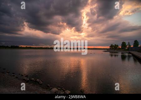 Tramonto e riflessi spettacolari sul lago Patriot a Shelby Farms Park, Memphis, Tennessee. Il 3 settembre 2022. Foto Stock