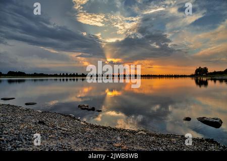 Tramonto e riflessi spettacolari sul lago Patriot a Shelby Farms Park, Memphis, Tennessee. Il 3 settembre 2022. Foto Stock