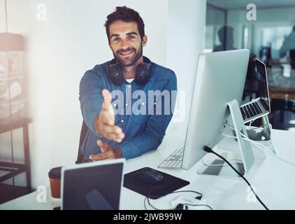 Piacere di conoscerla. Ritratto ritagliato di un bel giovane uomo d'affari che ti raggiunge per una stretta di mano in ufficio. Foto Stock