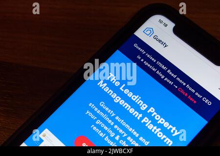 Sito web di Guesty su iPhone. Guesty è una piattaforma di gestione di proprietà a breve termine utilizzata su più piattaforme come Airbnb, Vrbo e Booking.com Foto Stock