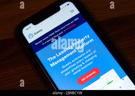 Sito web di Guesty su iPhone. Guesty è una piattaforma di gestione di proprietà a breve termine utilizzata su più piattaforme come Airbnb, Vrbo e Booking.com Foto Stock