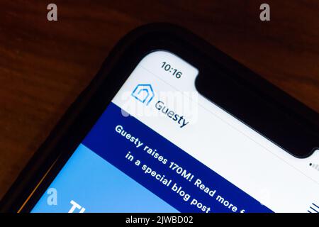 Sito web di Guesty su iPhone. Guesty è una piattaforma di gestione di proprietà a breve termine utilizzata su più piattaforme come Airbnb, Vrbo e Booking.com Foto Stock