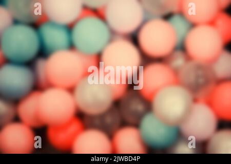 Sfondo sfocato astratto con palline e palloncini colorati. Sfondo Foto Stock