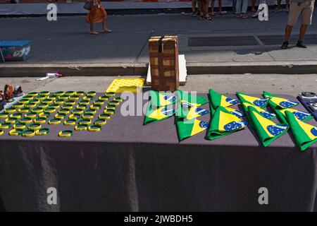 NEW YORK, NEW YORK - 04 SETTEMBRE: Bandana brasiliana e braccialetti in mostra ad una fiera di strada sulla Sesta Avenue in sostituzione della Giornata brasiliana a New York celebrazione il 4 settembre 2022. Per il terzo anno consecutivo, il BR Day New York, il più grande partito brasiliano al di fuori del Brasile, non si svolge. João de Matos, presidente del BR Day NY, dice che l'evento che ha partecipato comunemente da 1. Credit: Ron Adar/Alamy Live News Foto Stock