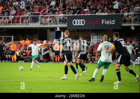 Washington, Stati Uniti. 04th Set, 2022. Rapids Forward Diego Rubio fake a shot mentre dribbling la palla, durante una partita di DC United vs Colorado Rapids Major League Soccer (MLS) che si è conclusa 0-0, all'Audi Field di Washington, DC, domenica 4 settembre 2022. (Graeme Sloan/Sipa USA) Credit: Sipa USA/Alamy Live News Foto Stock