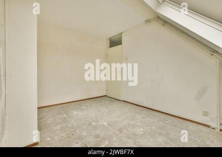 Una camera vuota accogliente e spaziosa in stile mansarda Foto Stock