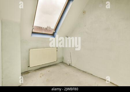 Una camera vuota accogliente e spaziosa in stile mansarda Foto Stock